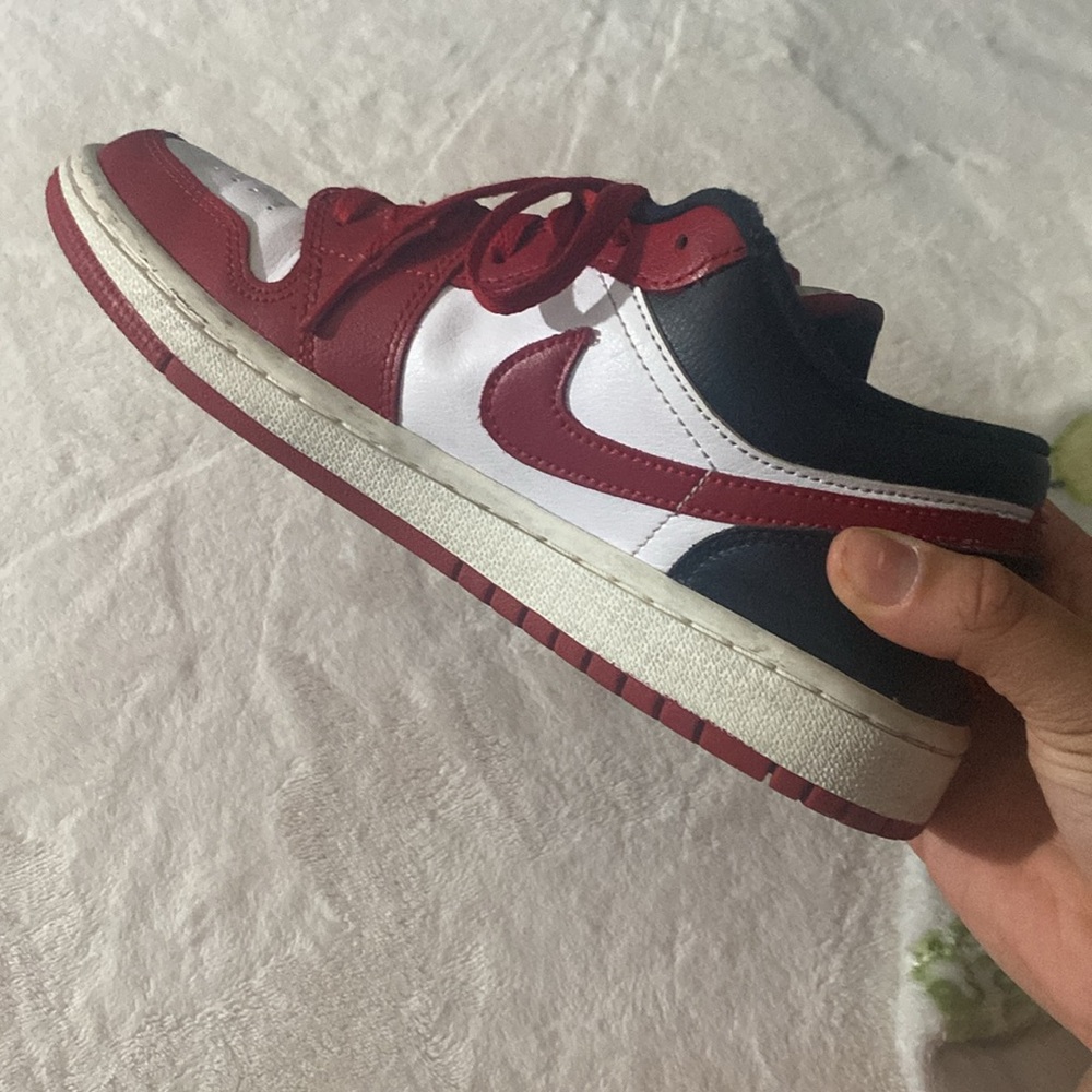 Low top red nike sneakers - Picture 2 of 5